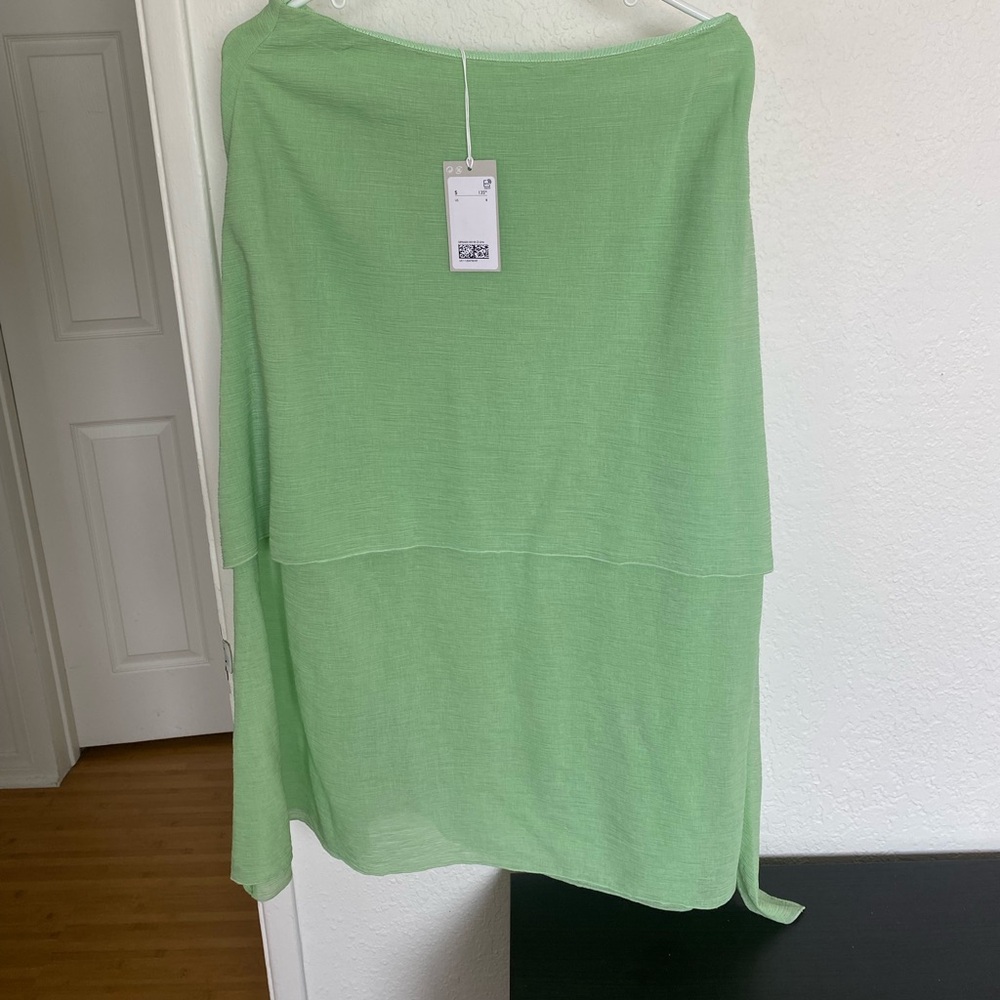 COS midi skirt in light Green SZ 8( 29”waist), 33” long, NWT/ retail $135